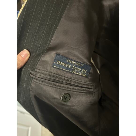 Brooks Brothers 1818 Collection men’s blazer in a gray pinstripe wool - Picture 3 of 16